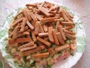 Салат с куриным филе, сухариками и овощами.Ингредиенты:- 350 гр вареной куриной грудки- 2-3 средних ... - 4
