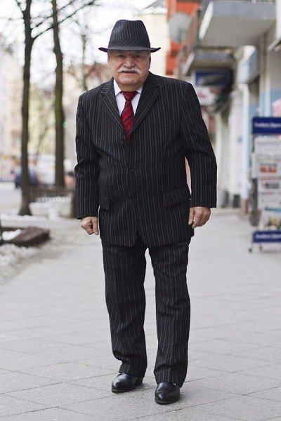 Каждое утро, 86 летний портной Али, надевает новый костюм. И отправляется на работу. Этот старичок ... - 5
