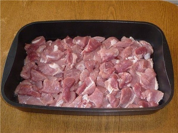 Свинина, запеченная с овощами под соусом бешамель. Ингредиенты: Нежирная свинина (вырезка) – 600 г. ... - 2