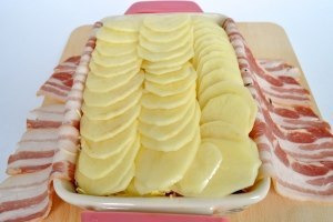 КАРТОФЕЛЬНЫЙ МИЛЬФЕЙ.Ингредиенты:Картофель - 5 шт.Сыр Пармезан - 100 гМасло сливочное - 60 гБекон - ... - 6