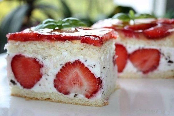 Легкое клубничное пирожное. Ингредиенты: Яйца куриные — 3 шт. Сахар — 100 г (можно сахарозаменитель) ...