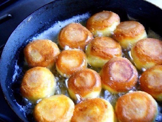 Сырные шарики жареные с чесноком.Сырные шарики — очень вкусное и популярное блюдо. Существует много ...