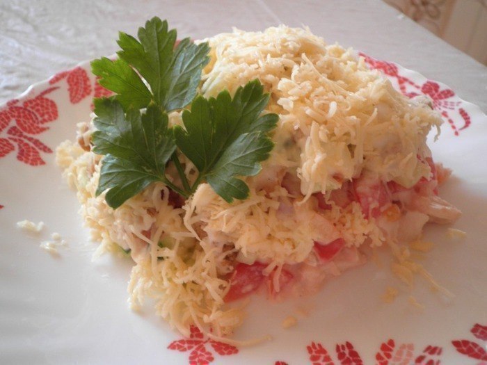Салат с куриным филе, сухариками и овощами .Ингредиенты: - 350 гр вареной куриной грудки - 2-3 ...