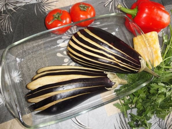 Баклажаны с сыром и чесноком - Баклажанный веер. Вам потребуется: два баклажана один болгарский ... - 3