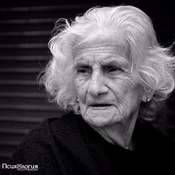 Я видел сeгодня седую cтарушку, в автобуc войдя, она cела co мнoй. косынку запpавив pукoю за ушкo, ...
