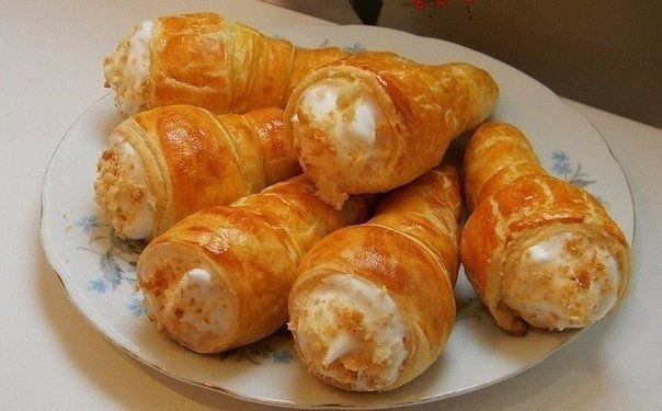 ТРУБОЧКИ С ЗАВАРНЫМ БЕЛКОВЫМ КРЕМОМ . Заварной белковый крем. . 2 белка 250 грамм сахара 0,5 ст. ...
