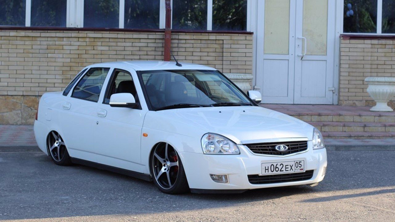 Белые низкие машины. Белая Приора 2 седан