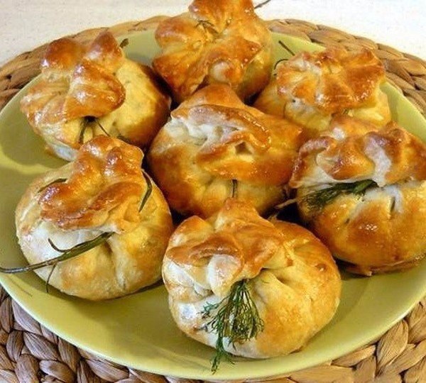 Закусочные мешочки из слоеного теста на праздничный стол! .Очень вкусными получаются мешочки из ...