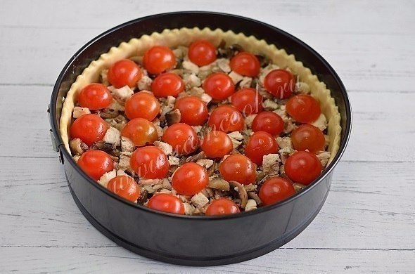 Открытый пирог «Киш лорен» с курицей и грибами.Ингредиенты:Для теста:Маргарин - 125 грамм;Яйцо ... - 7