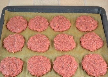Котлеты в духовке с овощами и сыром.Ингредиенты:- 500 г говядины (можно свинины или готового фарша)- ... - 2