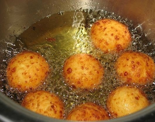Очень вкусные творожные пончики.Ингредиенты:500 г домашнего творога3 сырых куриных яйца300-400 г ... - 5