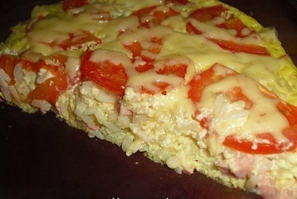 Запеканка с рисом, сыром и колбасой.Ингредиенты:Рис отварной,Сыр (типа