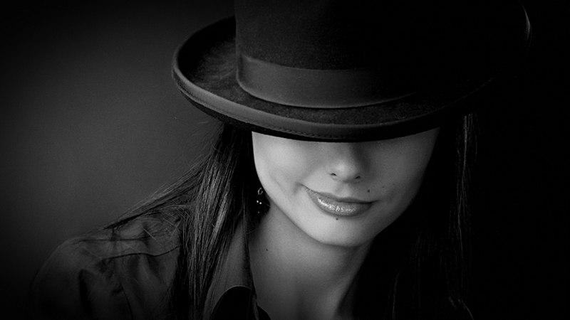 Я буду той, которую нельзя забыть….Я буду той, которую нельзя не помнить…И шлейф духов, и бус тугую ...