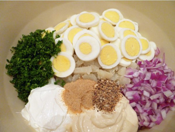 Картофельный салат с красным луком и петрушкой.Ингредиенты:Картофель, почистить — 1,8 кгЯйца ... - 7