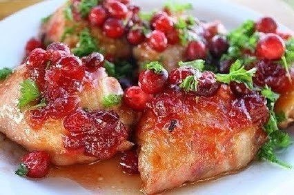 Куриная грудка под соусом из клюквы.Ингредиенты:0.5 кг филе курицы Несколько зубчиков чеснока0.25 ...