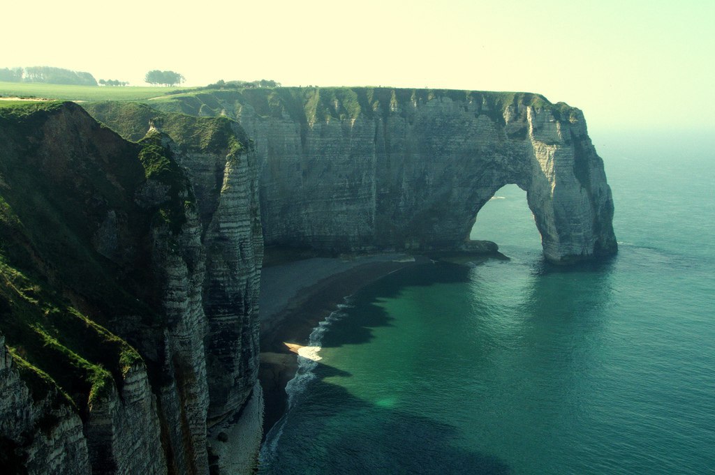 Закачать место. Нормандия скалы Этрета. Скалы Этрета во Франции. Скалы меловые Франция Нормандия. Красивые необычные места.