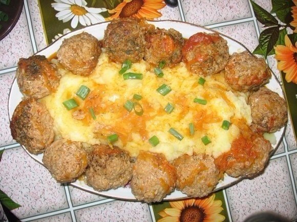 Паровые ежики с картофельным пюре в мультиварке .ИнгредиентыФарш свино-говяжий - 800 граммовЯйцо ...