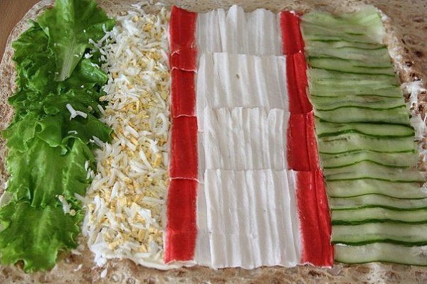 Рулет из лаваша с начинкой - это вкусная и быстрая закуска, которую можно приготовить на праздничный ... - 4