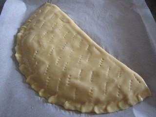 Пирог с творогом, сыром и салями («Кальцоне»).Ингредиенты:ТЕСТО2 ст. муки (320 г), 60 г сливочного ... - 4