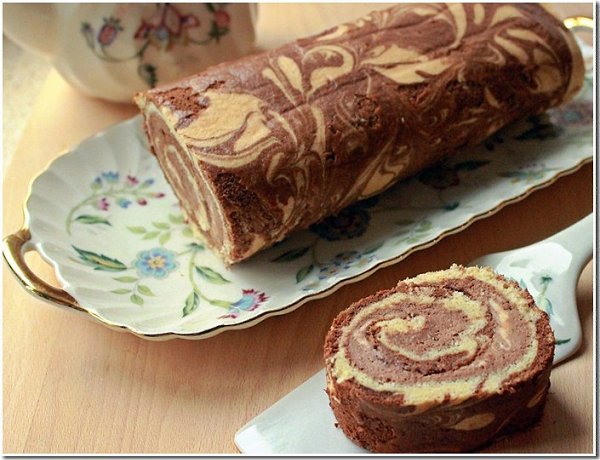 Топ-10 рецептов вкуснейших домашних бисквитных рулетов.Медовый рулет «Пчёлка» ... - 7
