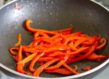 Ролл из лаваша с курицей и овощами.На 100г. 136,6ккал, Б/Ж/У 9,43/0,77/22,07 Ингредиенты:• Куриное ... - 2