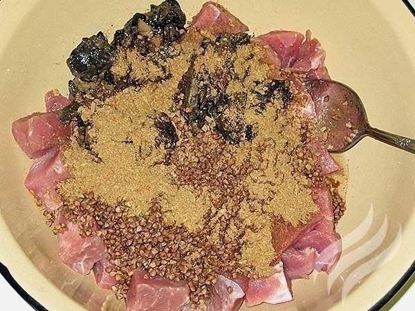 Гречка с мясом и грибами.Чтобы блюдо получилось сочным и ароматным, можно приготовить его в пакете ... - 4