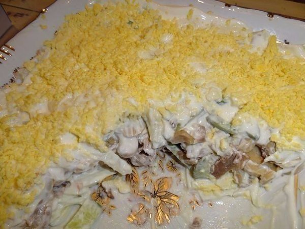10 салатов с грибами.1. Салат из куриного филе, свежих огурцов и консервированных ...