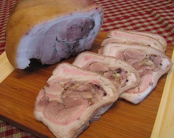 РУЛЕТ ИЗ СВИНОЙ РУЛЬКИ. Знатная закуска...вкуснейший домашний деликатес! По вкусу примерно как ...