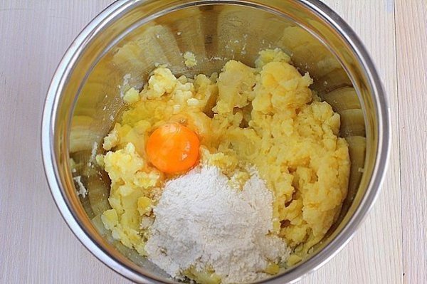 Картофельные зразы с грибами. Ингредиенты: -8 шт. картофель (крупный) -500 г шампиньоны -2 шт. лук ... - 3
