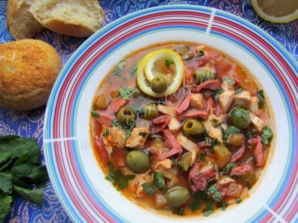 Солянка с колбасой и курицей.Ингредиенты:Куриная грудка - 350-400 граммов; колбаса копченая - 200 ...