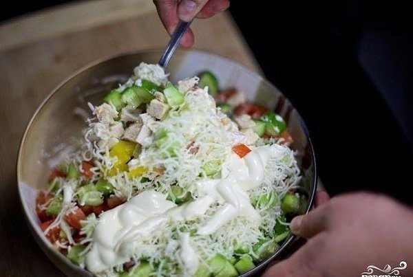 Салат с курицей и овощами.Ингредиенты:Куриное филе — 300 ГраммПерец болгарский — 1 ШтукаПомидоры — 3 ... - 5