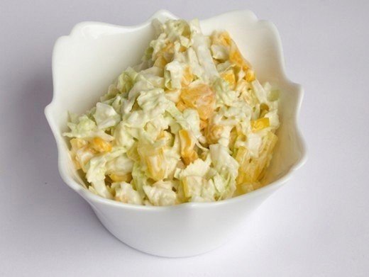 Салат капустный с кукурузой и яблоком.Ингредиенты:Кукуруза консервированная 100 гЯблоко 1 ...