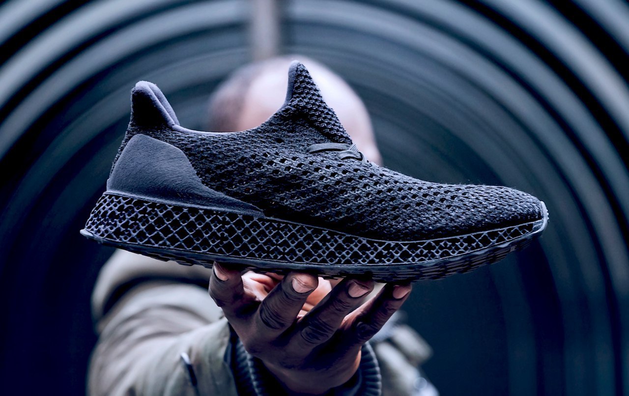 Первая потребительская модель кроссовок Adidas, изготовленных с помощью 3D-печати. В октябре 2015 ...
