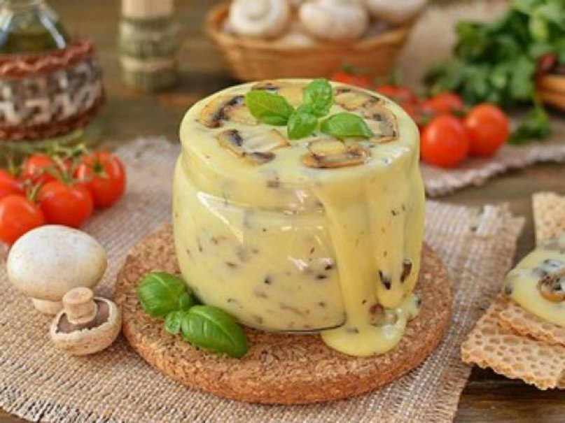 Домашний плавленый сыр с шампиньонами.ИнгредиентыТворог 500 гСода 0.50 ч.л.Молоко 3 ст.л.Масло ...