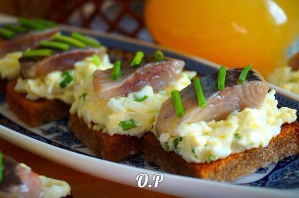 Гренки с яйцом и селёдочкой. Для приготовления понадобится: филе сельди - 200 гр чёрный хлеб - 4 ...