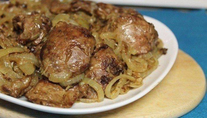 КУРИНАЯ ПЕЧЕНЬ С ЛУКОМ. Ингредиенты: - Печень куриная — 500 г ; - Лук репчатый — 300 г 2шт; - Масло ...