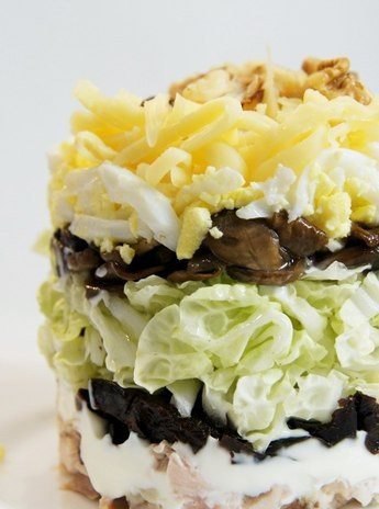 6 Вкусных салатов.1.Салат из белокочанной капусты с курицей и яичными блинчикамиСостав:-Яйца – 2 ... - 6