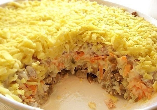 Салат слоеный с мясом и грибами.Ингредиенты:200г маринованных грибов2 средние луковицы (поджарить)2 ...