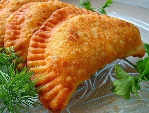 ЧЕБУРЕКИ С ГРИБАМИ И СЫРОМ.Для начинки:- 500 г грибов- 150 г сыра- зеленый лукДля теста:- 250 мл ...