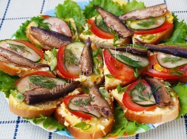ПРАЗДНИЧНЫЕ БУТЕРБРОДЫ СО ШПРОТАМИ .Просто, вкусно, красиво ИНГРЕДИЕНТЫ: Шпроты - 1 банка; Огурец ...