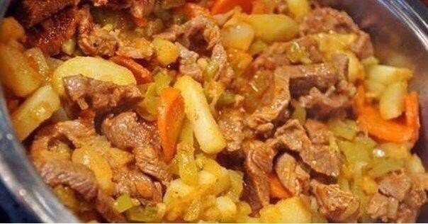 Азу из говядины с овощами.ИНГРЕДИЕНТЫ:600–700 г говяжьей диафрагмы или покромки2 средние ...