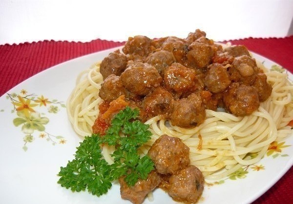СПАГЕТТИ С СОУСОМ ИЗ ФРИКАДЕЛЕК. Нам потребуется: мясной фарш – 500 г яйцо – 1 шт лук – 1 шт морковь ...