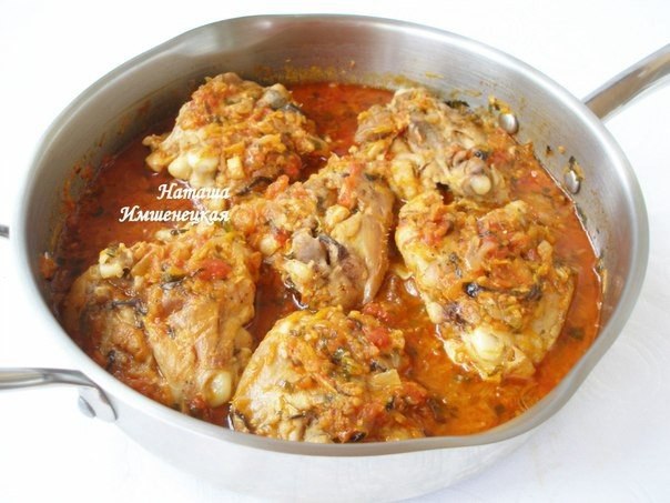 Курица тушеная в овощном соусе.Курица, тушеная в соусе - это очень вкусно, сочно и ароматно. Пряный ...