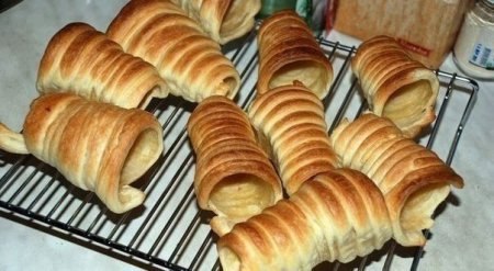 Трубочки со сгущенным молоком. Ингредиенты дрожжевое слоеное тесто 500 гр. вареная сгущенка 1 банка ... - 5