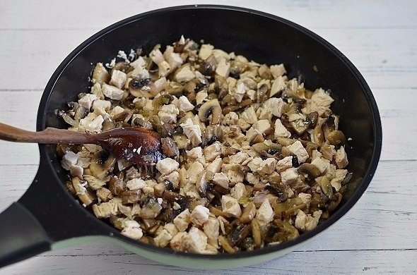 Открытый пирог «Киш лорен» с курицей и грибами.Ингредиенты:Для теста:Маргарин - 125 грамм;Яйцо ... - 5
