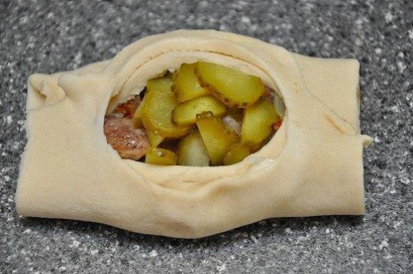 Лодочки из слоёного теста. Эти лодочки – полноценное блюдо с мясом, гарниром из картофеля, закуской ... - 5