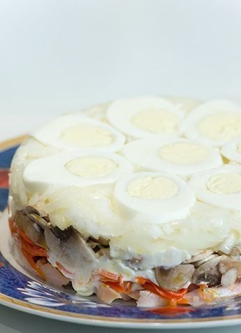 6 Вкусных салатов.1.Салат из белокочанной капусты с курицей и яичными блинчикамиСостав:-Яйца – 2 ... - 3