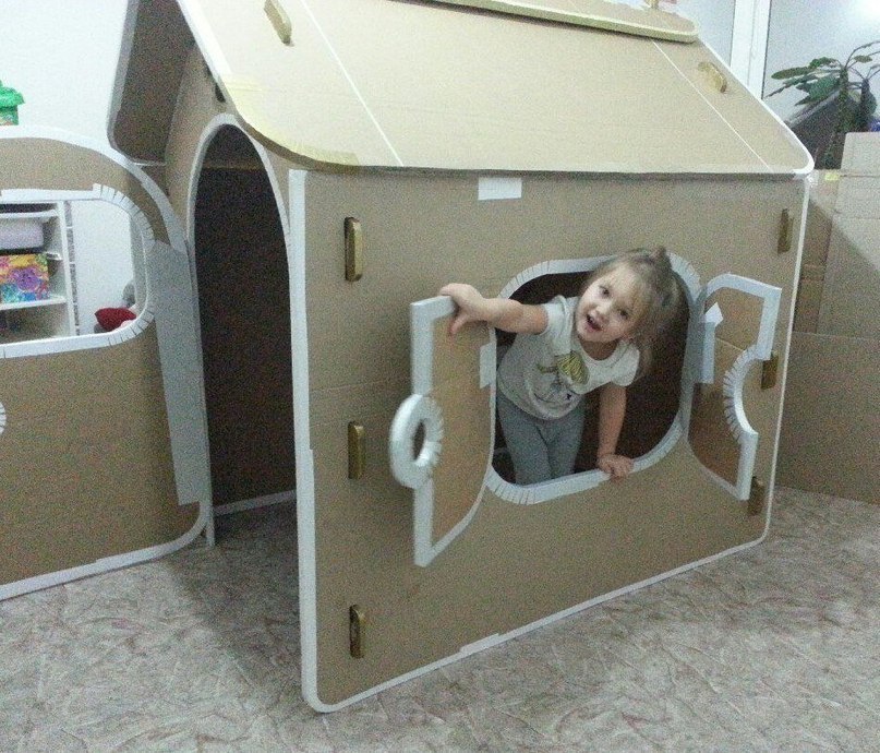 Папа сделал дочке домик из картона