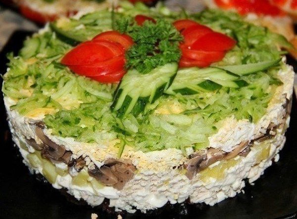 10 салатов с ГРИБАМИ.1. Салат из куриного филе, свежих огурцов и консервированных ... - 9