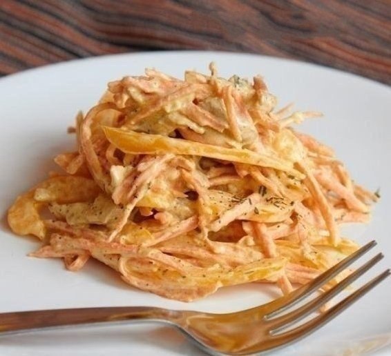 Салат с курицей, перцем и морковью.Ингредиенты:Куриное филе — 100 ГраммМорковь — 100 ГраммПерец ...